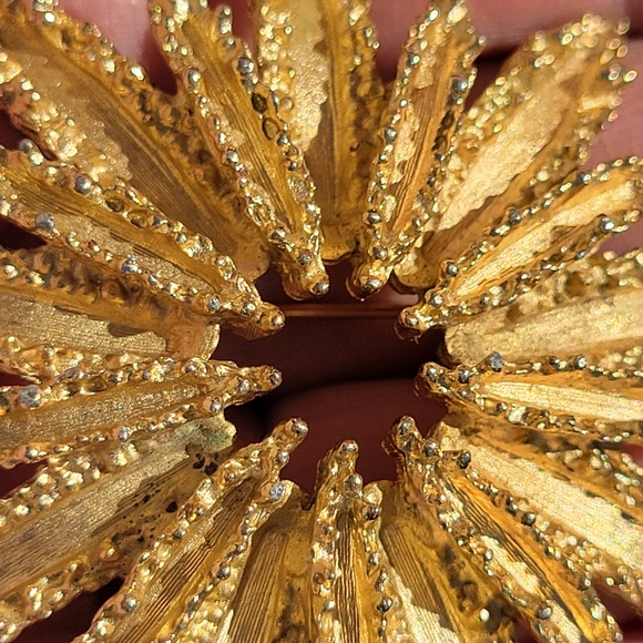 Vintage Avon Starburst Flower Brooch ~ Gold-tone ~ 1970s? Pretty! - Picture 9 of 15